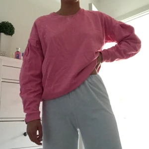 Rosa collegetröja - En collegetröja som har blekts lite i tvätten, be gärna om bilder, tycker däremot att de är en snygg detalj!