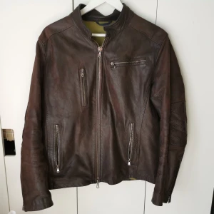 Kenzo Homme, skinnjacka - Äkta Kenzo Homme-skinnjacka som inköptes i Marseille för några år sedan för omkring EUR 700. Storlek XXL men passar mig - 183 cm lång och smal - väl.