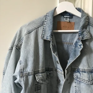 Oversized jeansjacka - Ljusblå jeansjacka i strl M som är perfekt oversized på mig som oftast bär tröjor i XS/S. 