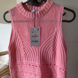 En rosa stickad väst från Zara. Aldrig använd endast testad. Står fast vid orginalpriset men då INGÅR frakt!😁