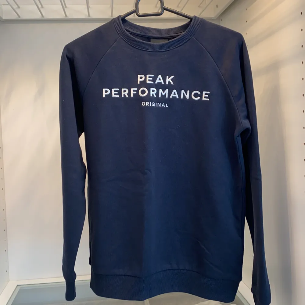 En tröja från peak performance i storlek S. Den är nästan helt oanvänd och i mycket bra skick, kostade 400kr men säljer för 200kr.. Tröjor & Koftor.