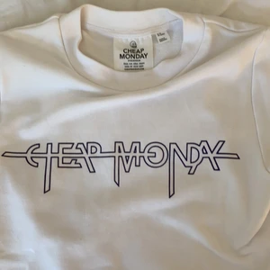 Supercool tröja från Cheap Monday!!  - en super fin tröja från Cheap Monday som ej är använd! kostade ca 350, riktigt bra skick. kan sälja billigare vid snabb affär