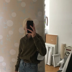 Militärgrön hoodie - Säljer denna hoodie från H&M då jag sällan har på mig hoodies :) den är sjukt skön och matchar till det mesta! Kontakta vid intresse 💞