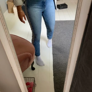 Jättefina jeans med ljusare sida - Säljer dessa superhäftiga jeans från nakd med en ljusare kant längs båda sidor av jeansen. Jättehärliga men som tyvärr blivit för små. Storlek 34