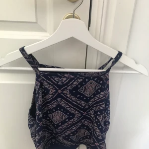 Kort tröja storlek L - Topp ifrån hm storlek l 20kr +frakt