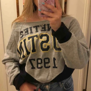  - Collegetröja från bikbok köpt för ca 3 år sedan, jätte mysig och snygg tröja.
