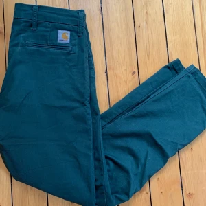carhartt jeans - grön blå/ olivgröna carhartt jeans i bra skick! 