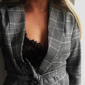 Rutig blazer med knyte - Rutig blazer med knyte ifrån hm. I storlek 42 men skulle säga mer som en 40. Säljer då den inte kommer till användning. Bara andvänd på bilden så alltså i väldigt bra skick. Köparen står för frakten. Köpt för 400kr 