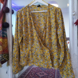 Gina Tricot blus, BUDGIVNING - Har använt bara en gång. I nytt skick. Köparen står för frakten.