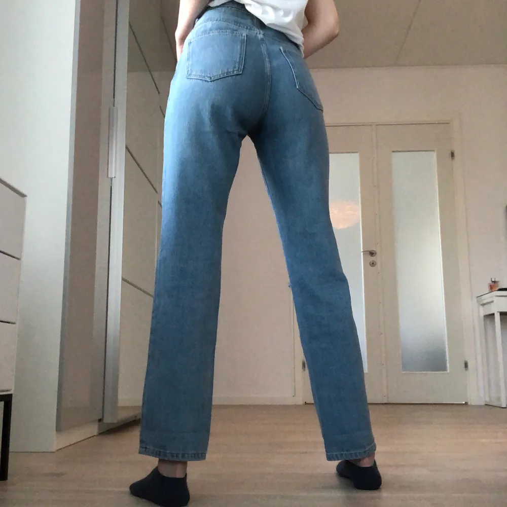 Säljer assnygga jeans som tyvärr är lite stora i midjan på mig. Tunnt och skönt material. Skulle säga att de passar en 28 i midjan. Jag är 173 cm. . Jeans & Byxor.