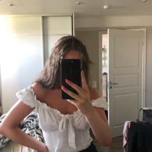 Vit topp från Nelly - En super söt somrig vit topp från nelly! Finns ej kvar på hemsidan då den är inköpt från förra sommarkollektionen!! Nypris: 349kr. Mitt pris: 150kr + frakt (213kr). Hör av er vid funderingar!