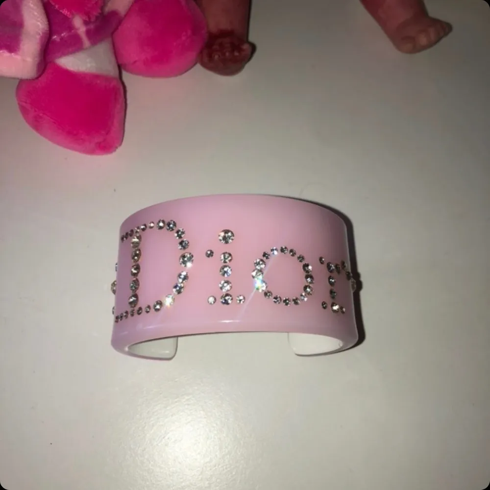 Jätte fint y2k dior armband i baby rosa. Accessoarer.