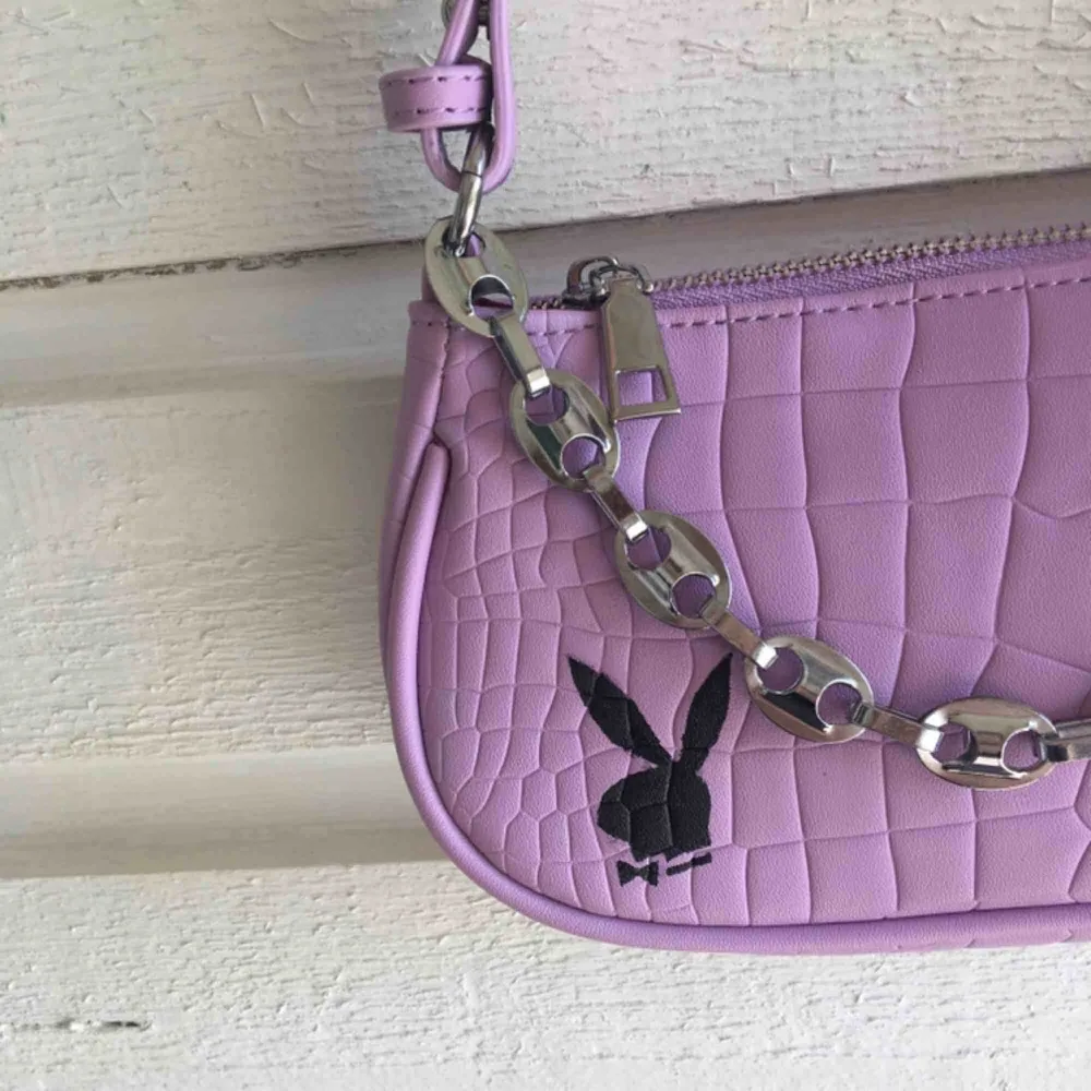 Oanvände pastell lila playboy väska med krokodil mönstrat läder. Baguette bag som är väldigt rymlig för sin storlek med innerfack.  Säljer den eftersom jag har den i flera färger. Ledande bud: 250 kr. Väskor.