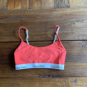 Calvin Klein topp - Jätte söt Calvin Klein topp i en rosa/korall färg, använd någon gång och är i jätte bra skick 