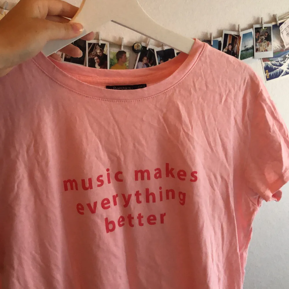 Rosa tröja från Bershka i storlek S.💓 music makes everything better. Köparen står för frakten som ligger på 22kr.. T-shirts.