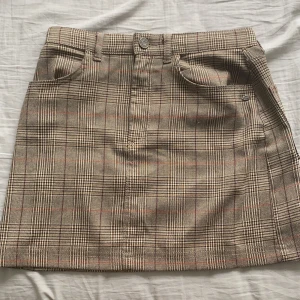 Kjol från PULL&BEAR🦋🌺 - Söt kjol från pull&bear som passar perfekt till sommaren!! Storlek S men passar även M! Använt Max 5 gånger, köparen står för frakt:)