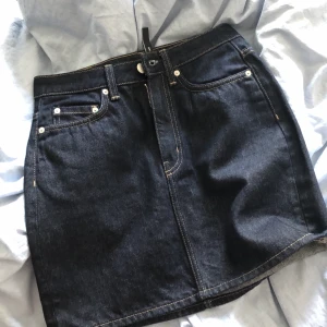 Jeanskjol weekday - Köpte denna idag men den passar ej så säljer den! Möts upp i Malmö eller Lund eller fraktar