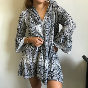 Ormmönstrad klänning - Storlek S men passar även andra storlekar. Min längd är 168. Aldrig använd, brukar styla den med ett bälte🙌🏻💖 tar endast swish, köparen står för frakt!