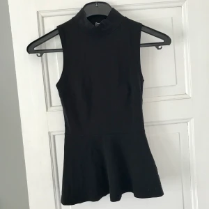 Volangtopp  - Volangtopp i svart från Gina tricot, storlek XS. Priset är exklusive frakt, 63kr. 