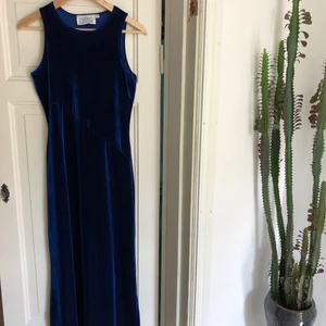 Lång sammetsklänning  - Lång vacker sammetsklänning i två blåa nyanser (svårt att fånga på bild men den är lite mörkare nedtill). Det står S men den är väldigt stretchig och passar även en medium mycket väl. 200kr 