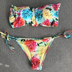 Bikini från Seafolly Australia - Superfin bikini som tyvärr inte kommit till användning. Strl UK 10 = strl 36/38. Underdelen är använd en gång men tvättad efter i 30 grader utan sköljmedel. Vadderade kupor. Trosan har scrunch vilket ger en smickrande form. Nypris 1099kr. Frakt tillkommer
