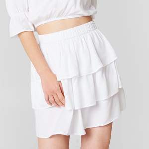 Jättesöt vit volang kjol från NAKD i Linn Ahlborgs kollektion! Bara använd 2-3 gånger!🥰🥰frakt tillkommer🦋