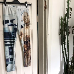 Star Wars tights  - Tights med Star Wars-karaktärerna r2d2 och c3po. Jag uppskattar storleken till S. Några väldigt små fläckar och därför säljer jag dom för endast 120kr (nypris ca 300kr)