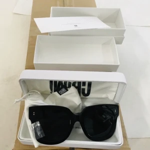 Chimi Eyewear Berry #008 - Hej! Säljer ett par helt nya Chimi Eywear Berry 008 Köpte dessa till tjejen, men vi har gjort slut. Aldrig använda. Betalning sker via Swish frakt 59kr