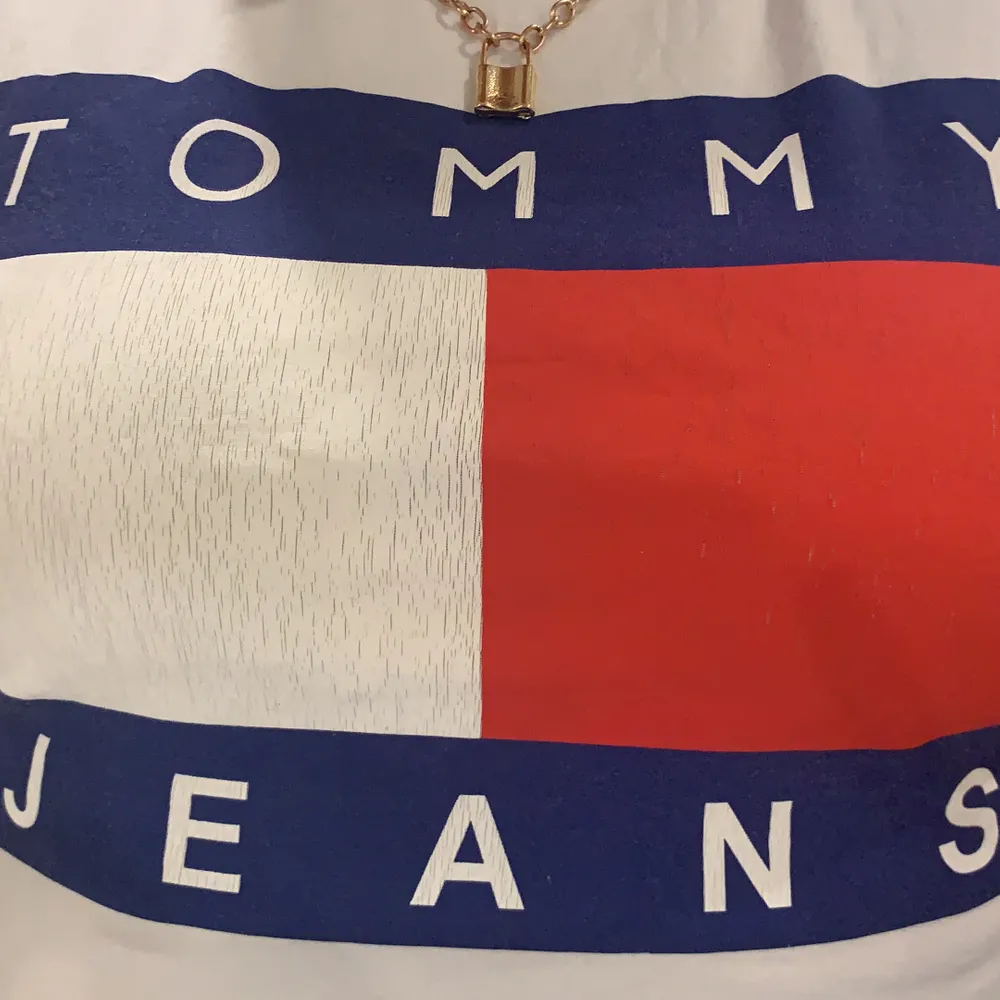 En faketröja från Tommy hilfiger! Superfin och aldrig använd. Står att det är en L men sitter som en S💕. T-shirts.
