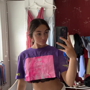 Croptop - En jättefin croppad tröja som jag bara använt en gång! Trycket är på Zara Larsson och kommer ifrån NA-KD🥰 köparen betalar för frakt