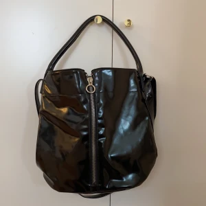 Lackväska  - Säljer min supersnygga lackväska från Emmaus! Väldigt fint skick🖤 Tar endast Swish, kan eventuellt mötas upp i Centrala Malmö. 