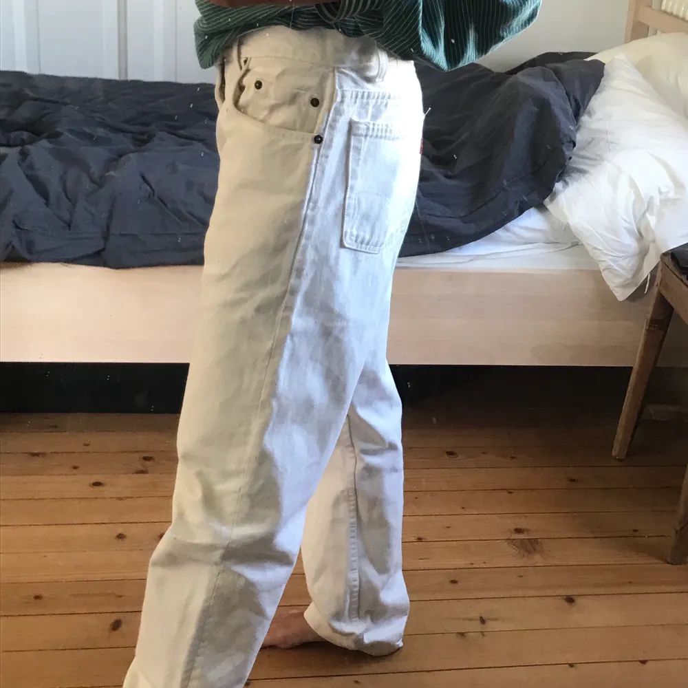 Vita Levis jeans, jag är 165cm och de är oversize för mig, funkar bra med skärp! Bra skick. Jeans & Byxor.