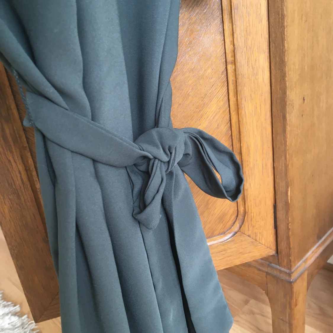 Fin mossgrön klänning från H&M - 90