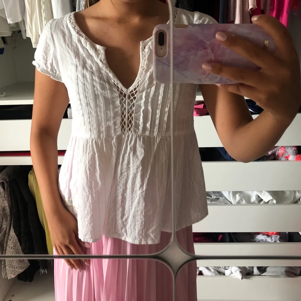 Denna underbara blus är från Odd Molly. Supergullig att ha med en kjol under sommaren.🌸 Den är i storlek S och har använts 2 gånger. Ordinariepris 995 kr.. Blusar.