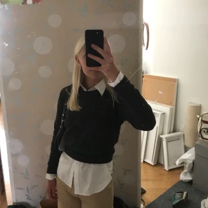 Mörkgrå tröja - Säljer denna mörkgrå collegetröja då den inte kommer till användning. Så fin med en vit skjorta under 😁 Kontakta vid intresse! 💞