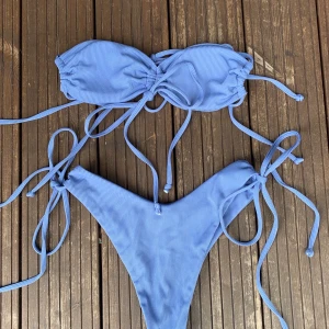 Bikini, S Zaful - En blå bikini från zaful med snörning i ryggen och midjan. Bandeutop med inlägg som går att ta ut. Bra och tjockt material. Trosskyddet är kvar i trosan. Bikinin ej testad då jag råkade beställa en för mycket💙 Köparen står för frakt!