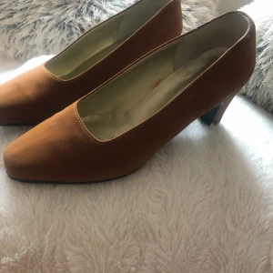 Högklackade skor - Ett par högklackade skor i storlek 37.