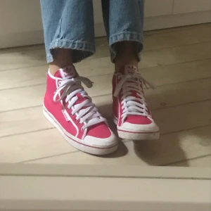 Rosa Adidas Skor - Jättesnygga rosa adidas skor, säljer för att jag tyvärr inte haft användning för dem. De är köpta second hand men skulle ändå säga att de är i nästan nyskick. Kan mötas upp i Malmö eller så står köparen för frakt 🥰 Pris kan diskuteras ❤️