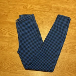 Jeans från bershka  - Blå/svart rutiga jeans från bershka i storlek 32/xs med högmidja, oanvända! Kan hämtas i Malmö men även fraktas, köparen står för frakten!😊