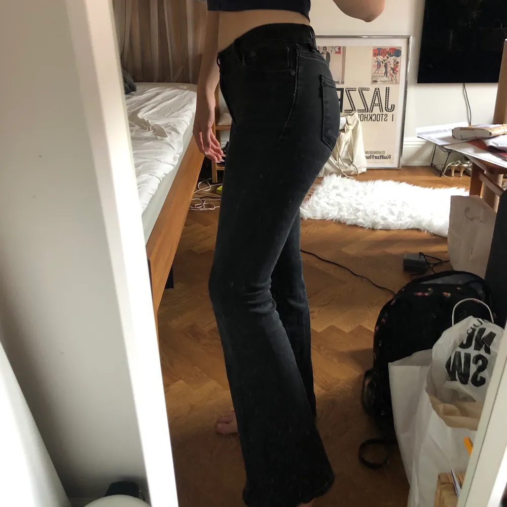 Svarta utsvängda jeans från crocker. Sitter supersnyggt men är tyvärr lite tajta på mig, jag brukar vanligtvis ha 25/26 i midja. Funkar på längden för mig som är 165 cm. Möts i Stockholm annars betalar köpare frakt. . Jeans & Byxor.