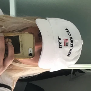 keps - från urban outfitters, typ använd två gånger, vit