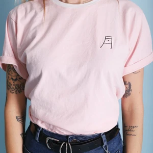 Tsuki t-shirt - Pewdipie och Marzia's egna märke! Rosa färg och storklek L overzised! Mjukt material! Knappt använd slutsåld tröja köpt för 560kr! Köpare står för frakten!
