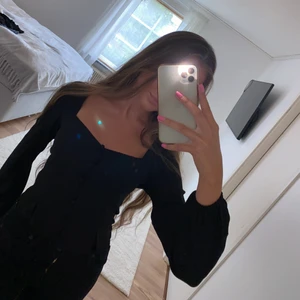 Svart topp - Elegant topp med knappar längst mitten, aldrig använd.  Köparen står för frakt