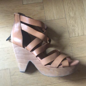 Lucky brand klackar  - Sköna klackar från Lucky brand i ljust läder. Klacken är i trä och är ca 12 cm hög. 