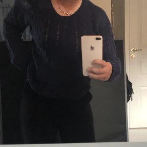 Marinblå stickad tröja  - Basic marinblå stickad tröja. Något tjockare som kan ersätta en jacka på sommarkvällar. Storlek S men passar definitivt en storlek M också. 