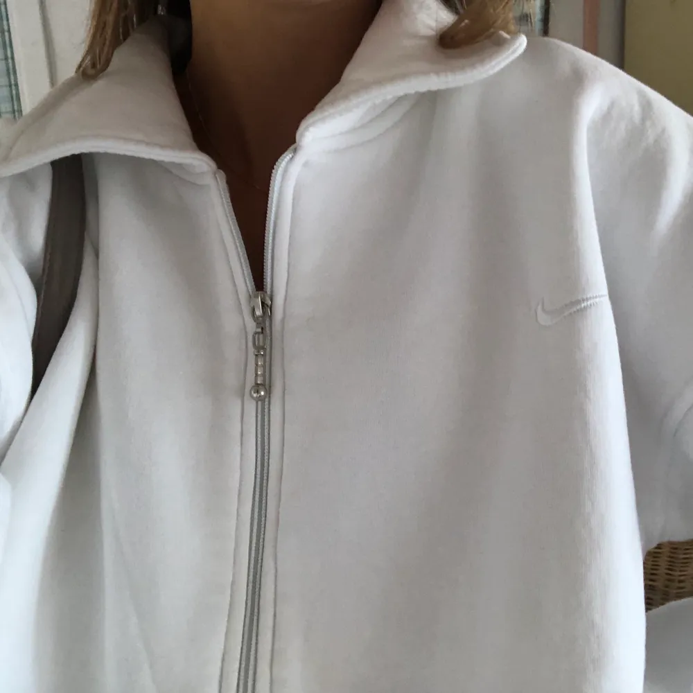 skitsnygg vit vintage sweatshirt ifrån nike köpt second hand, storlek L men passar allt från xs-L beroende på hur man vill att den ska sitta 💓högsta bud: 400 + frakt💓 . Tröjor & Koftor.