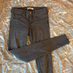 Stretchiga grå ”alex” jeans. Strl M - Världens skönaste, stretchiga jeans från Gina Tricot. Modellen heter ”Alex”. En populär modell pga att byxorna är så otroligt mjuka och stretchiga. 