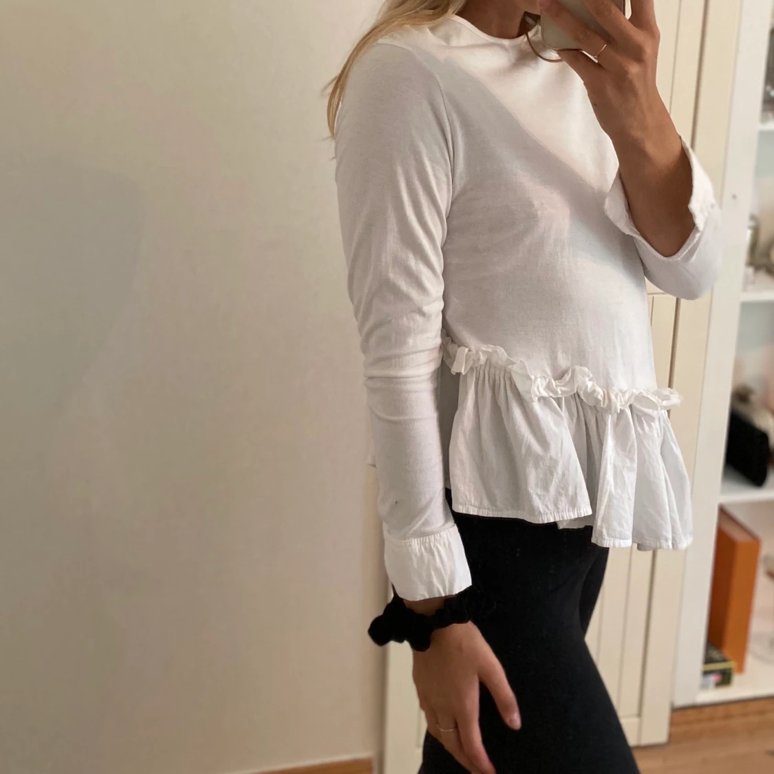 Asymmetrisk blus med volang  - 90