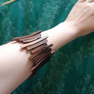 Träsmycke, armband - Armband i trä med resårband som ger flexibel storlek från 15 cm och uppåt. 25 kr inkl frakt eller högsta bud! 🌱 Kan också hämtas i Örebro.