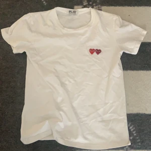 T-shirt - En väldigt fin play t-shorts. Har andvänt ungefär 5 gånger. Den har inga fläckar eller något sånt💖 du betalar frakt eller mötas upp i Malmö❤️ både killar och tjejer kan ha tröja.🤩